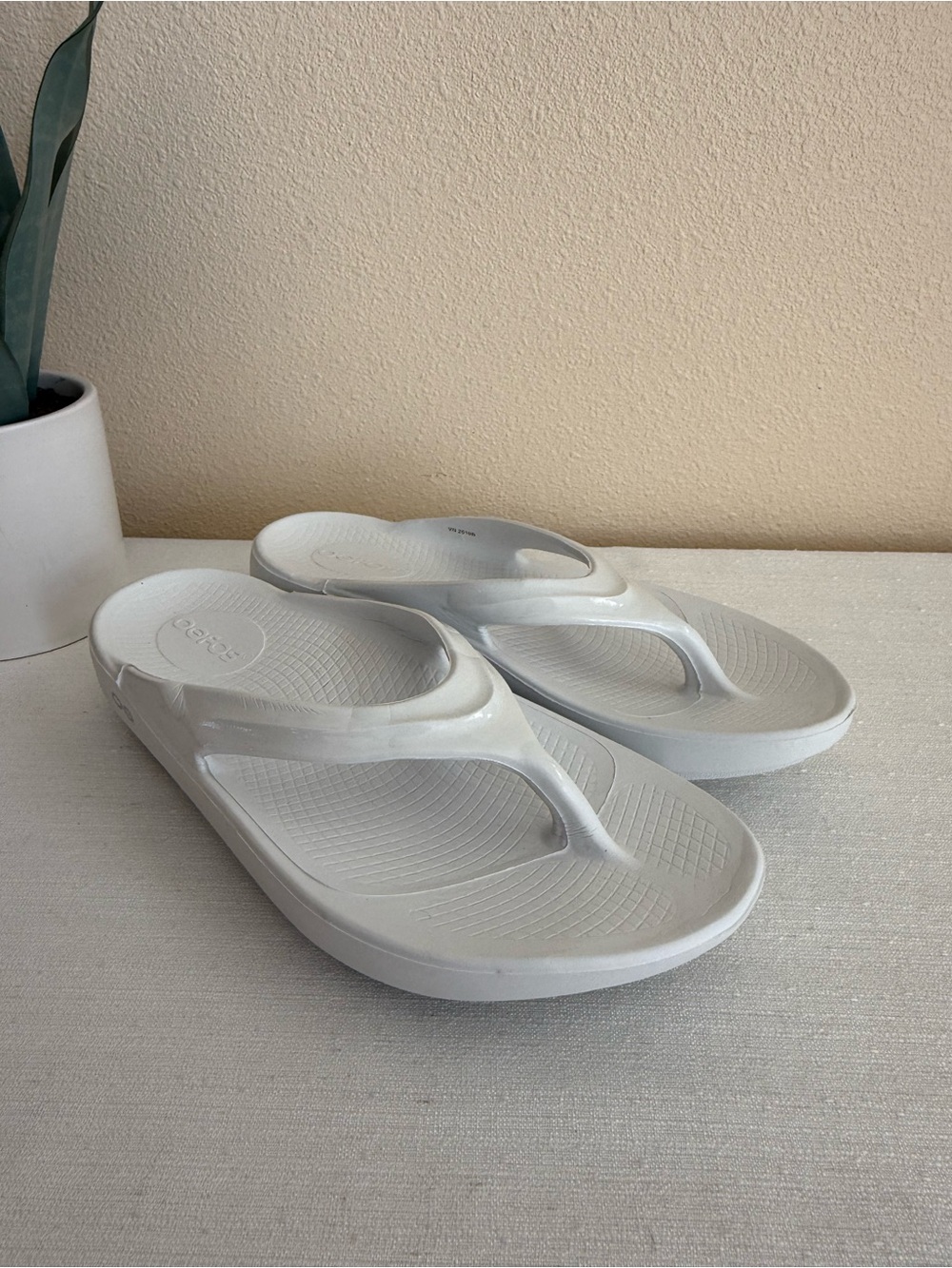 OOFOS White Foam Flip Flop Sandals - Comfort Footbed